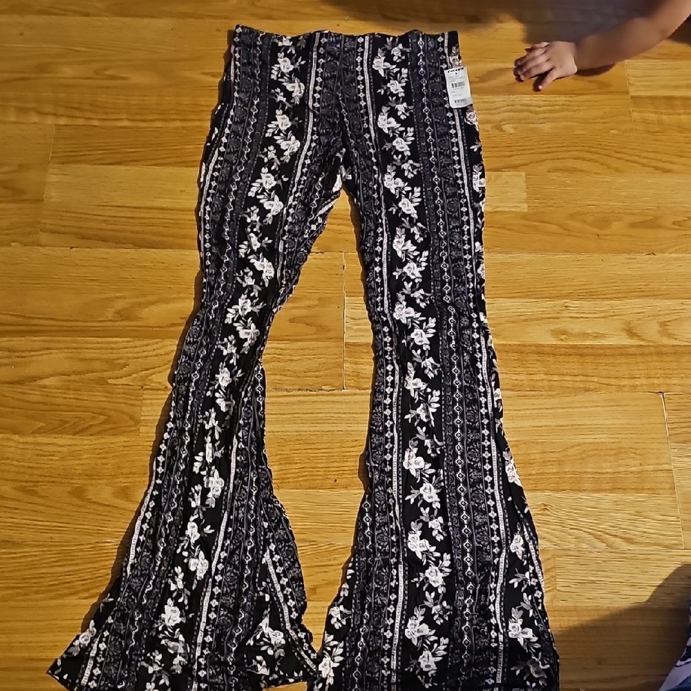 Sky and Sparrow Black and Cream Floral Pants